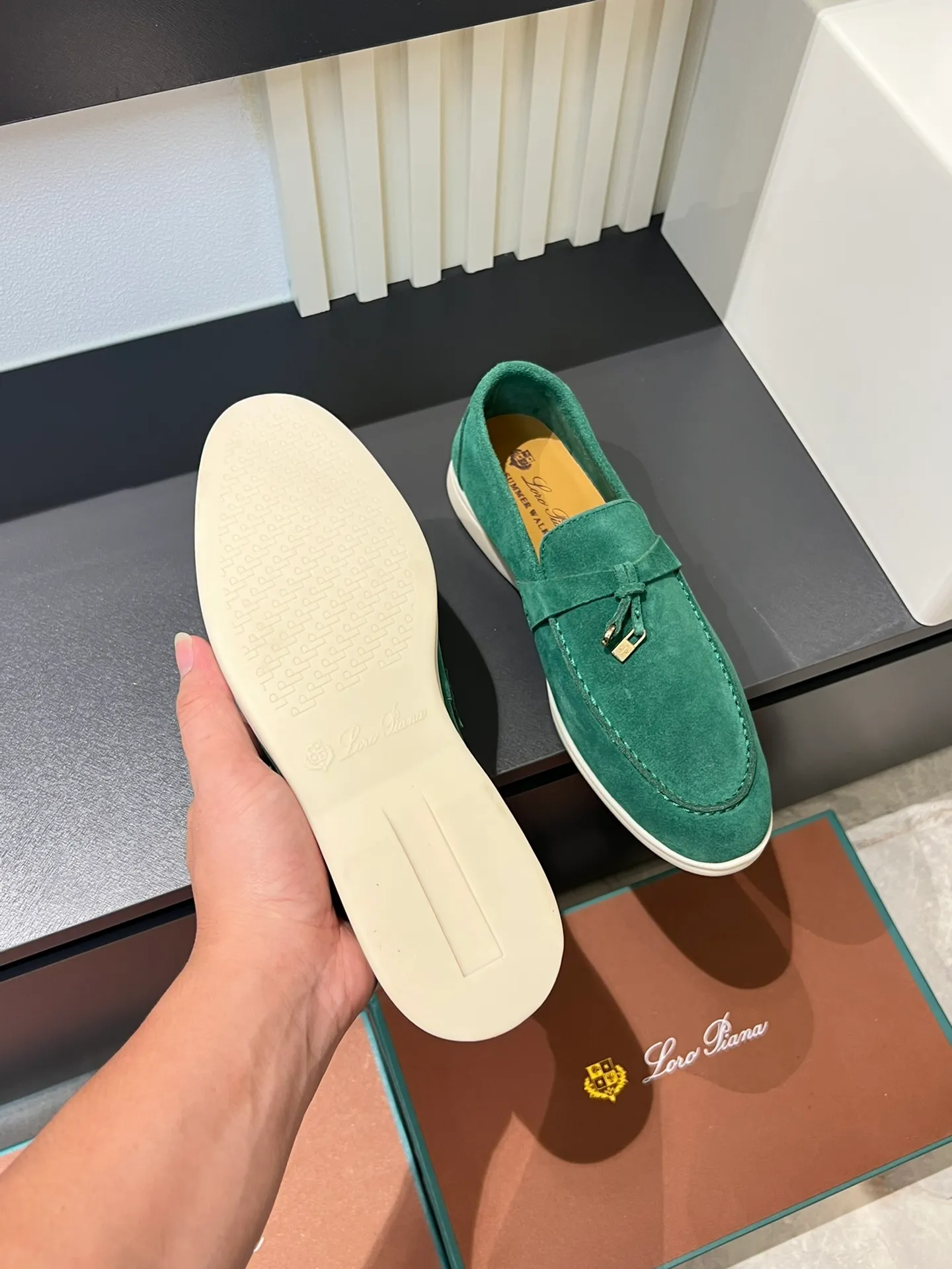 Men's shoes 💰p360 "Loro men's shoes 💰pian'*" Classic L men's shoes for couples 💰p Top version British flat loafers, a must-have item in old money style, the minimalist design is eye-catching and durable, a plus point for dressing The soft foot feel and texture are outstanding. They don’t scratch your feet and are very nice. They are matched with soft and waxy soles. They can be worn daily for a long time without getting tired. They are easy to wear, versatile and classic items, with perfect foot feel and texture! Imported cashmere fabric, the lining is made of imported A-grade water-dyed cow lining, the top version of the genuine leather midsole is sewn with pure handmade mark thread! Size: Female 35-40 (34. Customized) Male 38-44 (45.46. Customized)